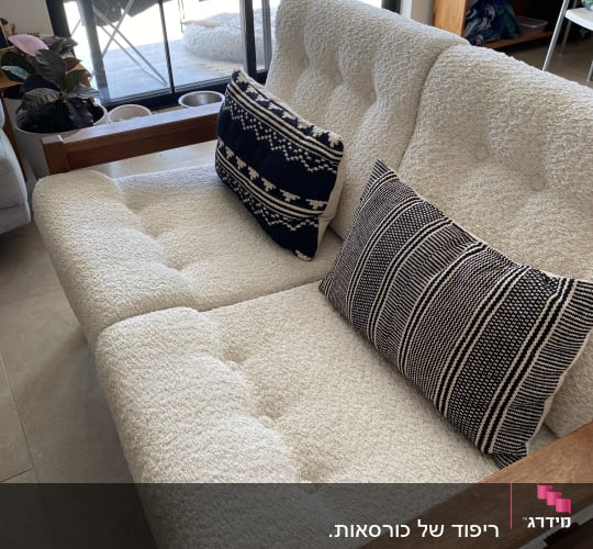 ספה מרופדת עם כריות דקורטיביות